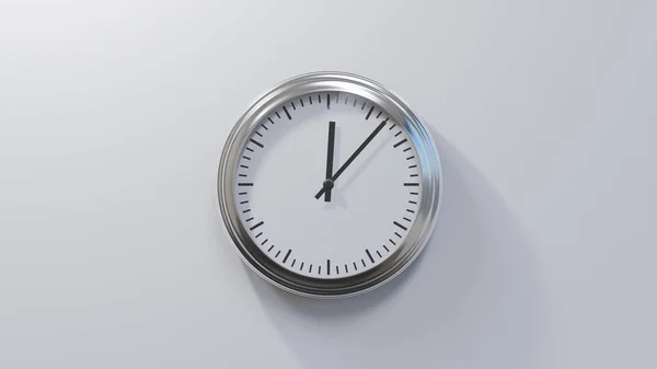 Reloj Cromado Brillante Una Pared Blanca Las Doce Siete Hora — Foto de Stock
