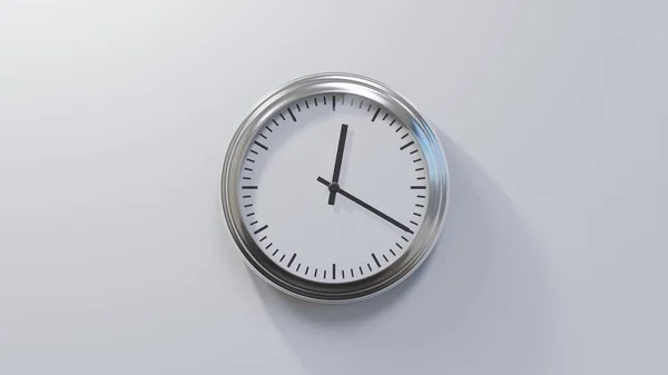 Horloge Chromée Brillante Sur Mur Blanc Douze Heures Vingt Heure — Photo
