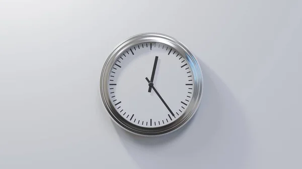 Reloj Cromado Brillante Una Pared Blanca Las Doce Veinticuatro Hora — Foto de Stock