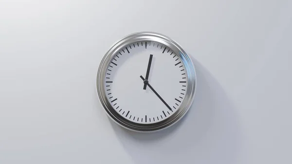 Reloj Cromado Brillante Una Pared Blanca Las Doce Veintitrés Hora — Foto de Stock