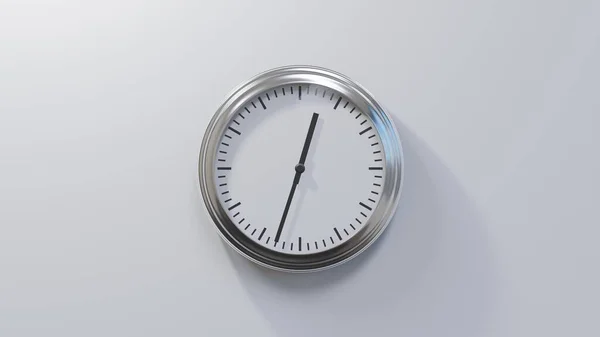 Horloge Chromée Brillante Sur Mur Blanc Trente Trois Heures Douze — Photo