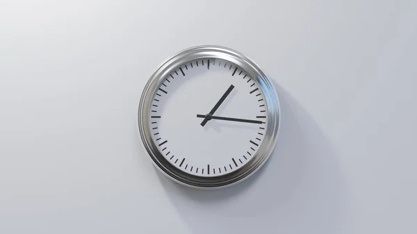 Saat Geçe Beyaz Bir Duvardaki Parlak Krom Saat Saat Veya — Stok fotoğraf