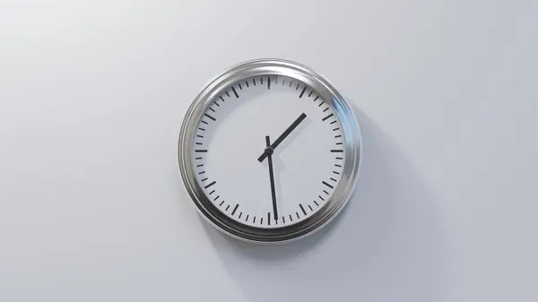 Beyaz Bir Duvardaki Parlak Krom Saat Saat Veya — Stok fotoğraf