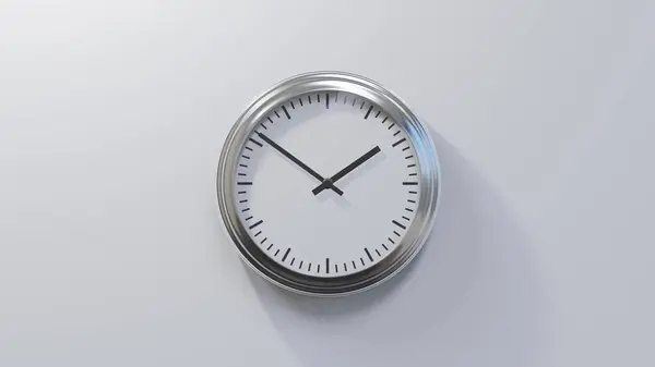 Reloj Cromado Brillante Una Pared Blanca Una Cincuenta Hora — Foto de Stock