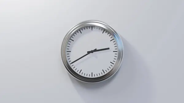 Saat Üçe Yirmi Kala Beyaz Bir Duvardaki Parlak Krom Saat — Stok fotoğraf