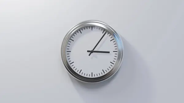 Reloj Cromado Brillante Una Pared Blanca Las Seis Tres Hora —  Fotos de Stock