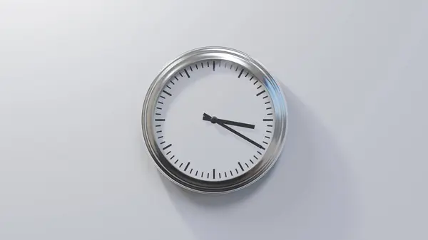Reloj Cromado Brillante Una Pared Blanca Las Tres Veinte Hora —  Fotos de Stock
