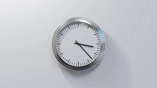 Reloj Cromado Brillante Una Pared Blanca Las Veintitrés Tres Hora —  Fotos de Stock