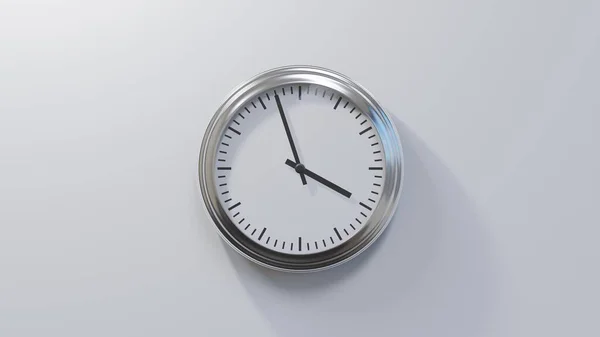 Reloj Cromado Brillante Una Pared Blanca Las Cincuenta Siete Tres — Foto de Stock