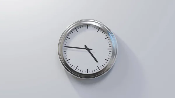 Reloj Cromado Brillante Una Pared Blanca Las Cuatro Cuarenta Seis — Foto de Stock