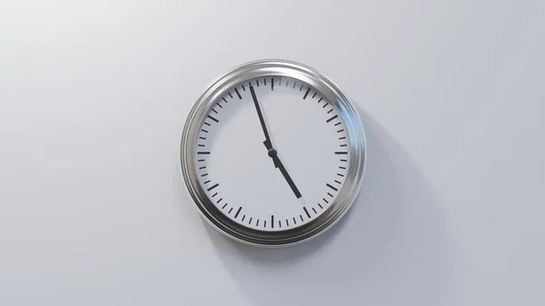 Reloj Cromado Brillante Una Pared Blanca Las Cuatro Cincuenta Siete —  Fotos de Stock