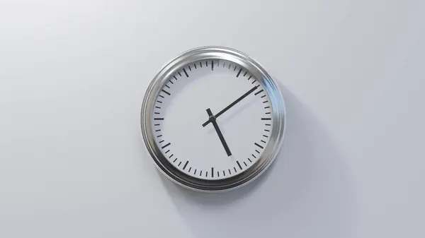 Reloj Cromado Brillante Una Pared Blanca Las Cinco Nueve Hora —  Fotos de Stock
