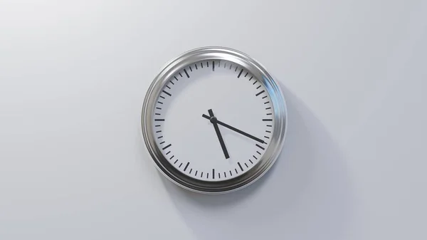 Reloj Cromado Brillante Una Pared Blanca Las Cinco Diecinueve Hora — Foto de Stock