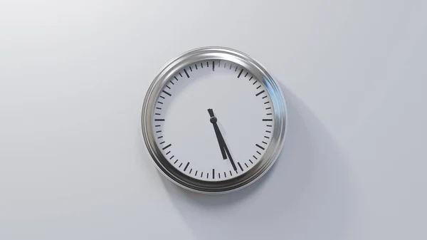 Reloj Cromado Brillante Una Pared Blanca Las Veintiséis Cinco Hora —  Fotos de Stock