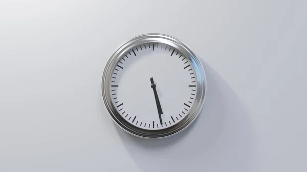 Horloge Chromée Brillante Sur Mur Blanc Cinq Heures Vingt Huit — Photo