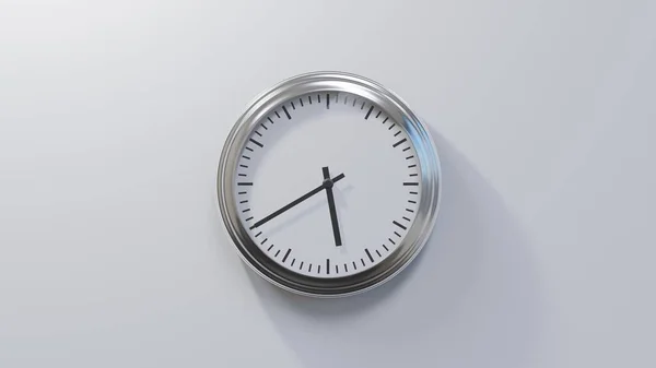 Relógio Cromado Brilhante Uma Parede Branca Vinte Seis Tempo — Fotografia de Stock
