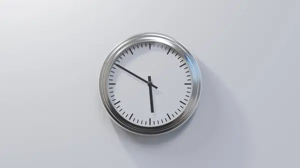 Reloj Cromado Brillante Una Pared Blanca Las Seis Menos Diez —  Fotos de Stock