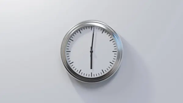 Relógio Cromado Brilhante Numa Parede Branca Seis Meia Tempo — Fotografia de Stock