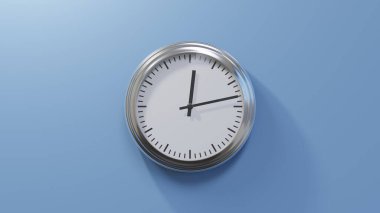 Saat 12 'yi 13 geçe mavi bir duvardaki parlak krom saat. Saat 00: 13 ya da 12: 13.
