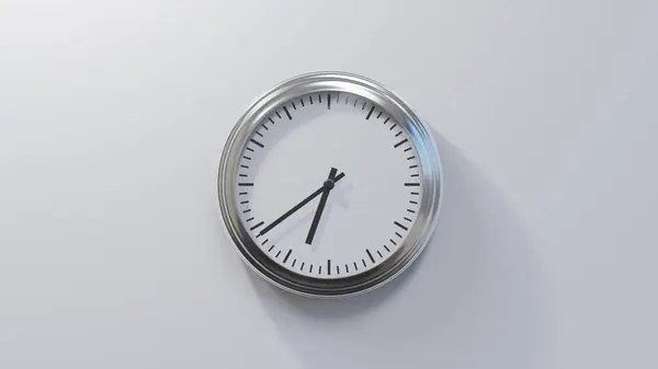 Horloge Chromée Brillante Sur Mur Blanc Six Heures Trente Neuf — Photo
