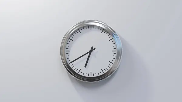 Reloj Cromado Brillante Una Pared Blanca Las Siete Menos Veinte —  Fotos de Stock