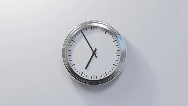 Reloj Cromado Brillante Una Pared Blanca Cinco Siete Hora —  Fotos de Stock