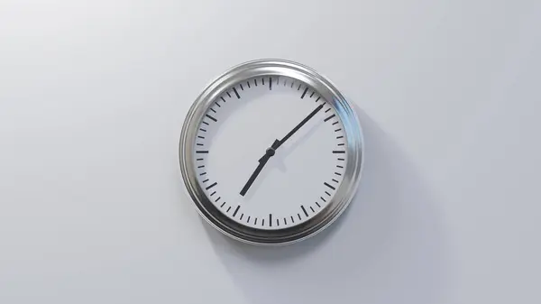Yediyi Sekiz Geçe Beyaz Bir Duvardaki Parlak Krom Saat Saat — Stok fotoğraf