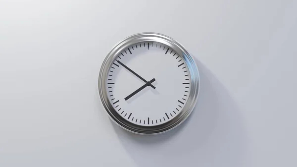 Reloj Cromado Brillante Una Pared Blanca Las Siete Cincuenta Hora — Foto de Stock