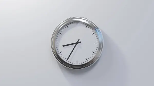 Horloge Chromée Brillante Sur Mur Blanc Huit Heures Trente Cinq — Photo
