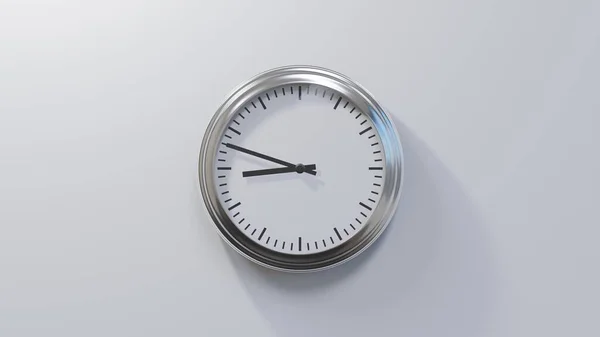 Chromglänzende Uhr Einer Weißen Wand Achtundvierzig Nach Acht Ist Oder — Stockfoto