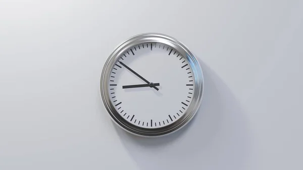 Reloj Cromado Brillante Una Pared Blanca Las Ocho Cincuenta Hora —  Fotos de Stock