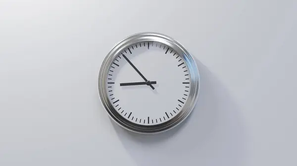 Horloge Chromée Brillante Sur Mur Blanc Huit Heures Cinquante Trois — Photo