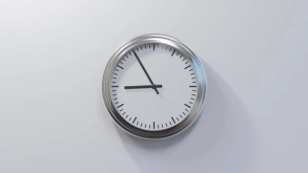 Γυαλιστερό Ρολόι Χρωμίου Λευκό Τοίχο Στις Ώρα Είναι — Φωτογραφία Αρχείου