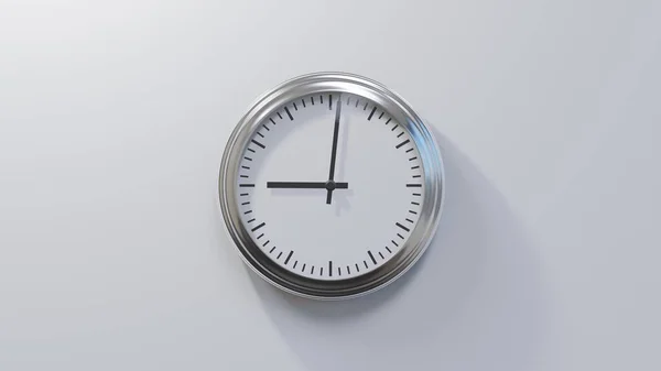 Saat Dokuzu Bir Geçe Beyaz Bir Duvardaki Parlak Krom Saat — Stok fotoğraf