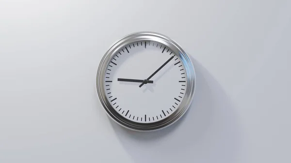 Relógio Cromado Brilhante Numa Parede Branca Oito Nove Tempo — Fotografia de Stock