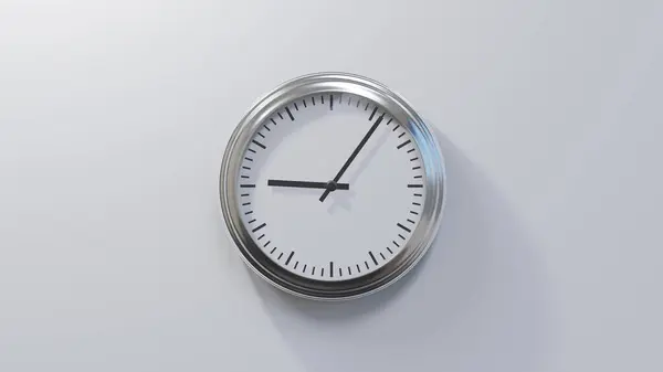 Reloj Cromado Brillante Una Pared Blanca Las Nueve Seis Hora —  Fotos de Stock