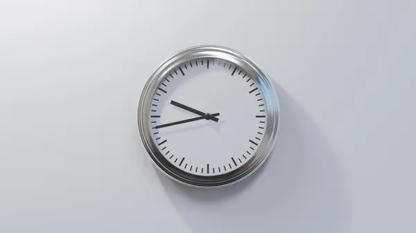 Chromglänzende Uhr Einer Weißen Wand Dreiundvierzig Nach Neun Ist Oder — Stockfoto