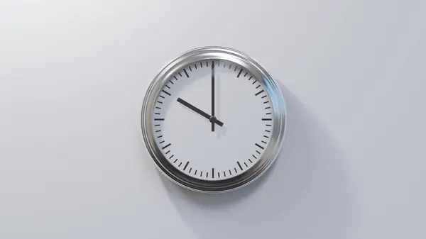 Saat Yönünde Beyaz Bir Duvardaki Parlak Krom Saat Saat — Stok fotoğraf