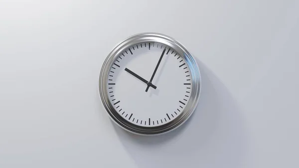 Saat Onu Dört Geçe Beyaz Bir Duvardaki Parlak Krom Saat — Stok fotoğraf