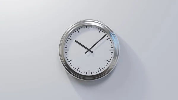 Saat Onu Sekiz Geçe Beyaz Bir Duvardaki Parlak Krom Saat — Stok fotoğraf