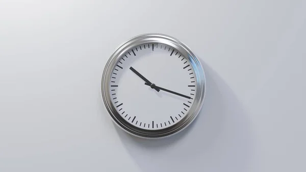 Chromglänzende Uhr Einer Weißen Wand Achtzehn Nach Zehn Ist Oder — Stockfoto