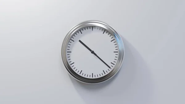 Reloj Cromado Brillante Una Pared Blanca Las Veintidós Diez Tiempo — Foto de Stock
