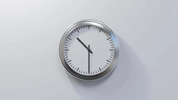 白い壁の光沢のあるクロムの時計は 過去10時半です 時間は10 30または22 30です — ストック写真