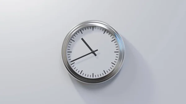 Reloj Cromado Brillante Una Pared Blanca Las Diez Cuarenta Hora —  Fotos de Stock
