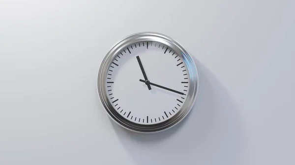Relógio Cromado Brilhante Numa Parede Branca Onze Dezoito Tempo — Fotografia de Stock