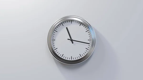Relógio Cromado Brilhante Numa Parede Branca Onze Dezassete Tempo — Fotografia de Stock