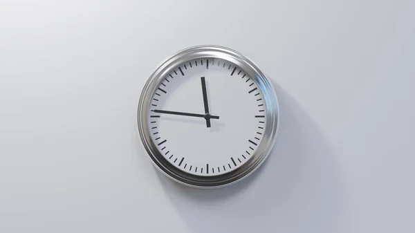 Relógio Cromado Brilhante Uma Parede Branca Quarenta Seis Onze Tempo — Fotografia de Stock