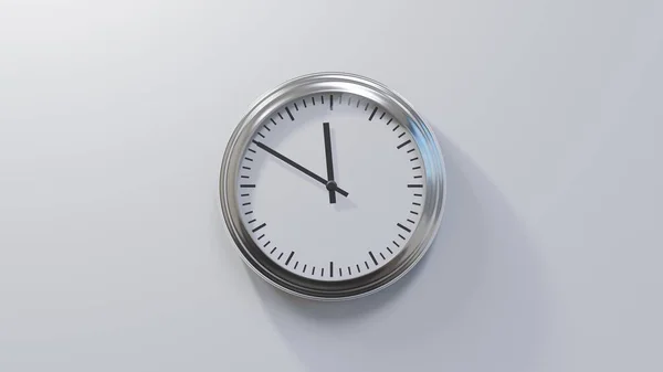 Reloj Cromado Brillante Una Pared Blanca Las Diez Cero Hora — Foto de Stock