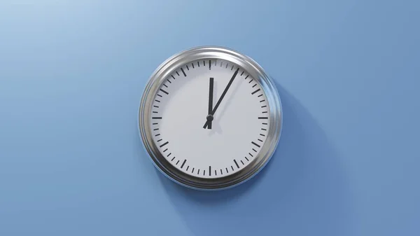 Reloj Cromado Brillante Una Pared Azul Las Doce Cinco Hora — Foto de Stock