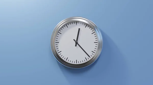 Reloj Cromado Brillante Una Pared Azul Las Doce Veintitrés Hora — Foto de Stock